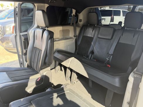 Used 2019 Dodge Grand Caravan SXT image 17
