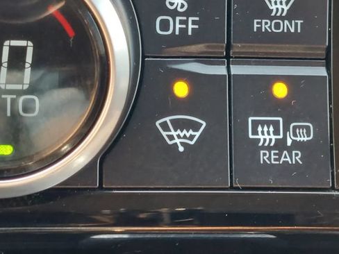 Used 2023 Toyota Highlander LE AWD/4WD image 33