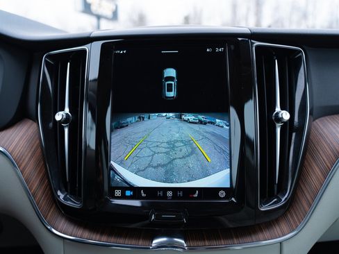 Used 2022 Volvo XC60 B5 Momentum image 30