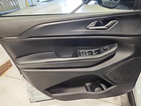 Used 2023 Jeep Grand Cherokee L Laredo image 14