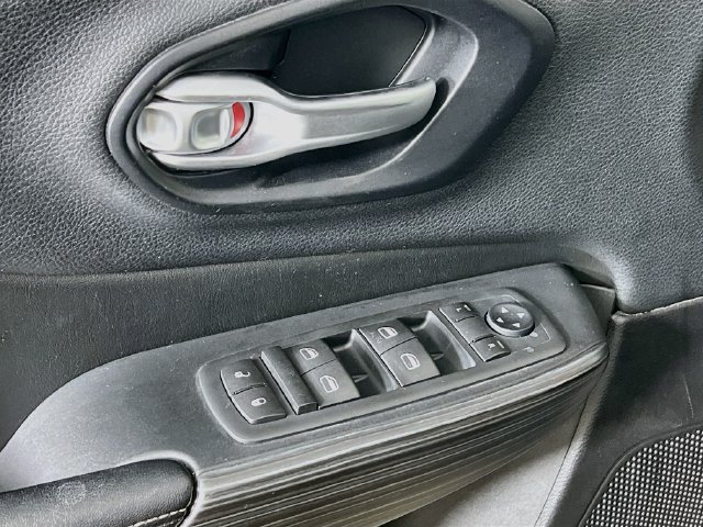 Used 2015 Jeep Cherokee Limited AWD/4WD image 9