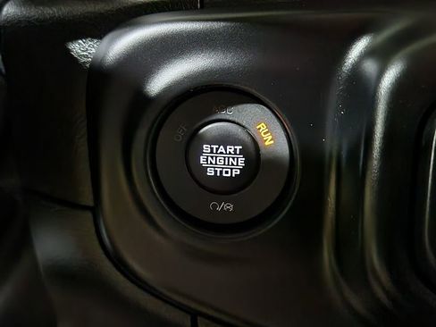 Used 2021 Jeep Gladiator Sport image 40