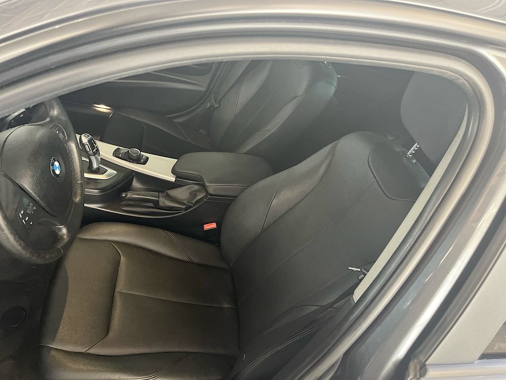 Used 2018 BMW 320i Sedan w/ Convenience Package RWD image 18