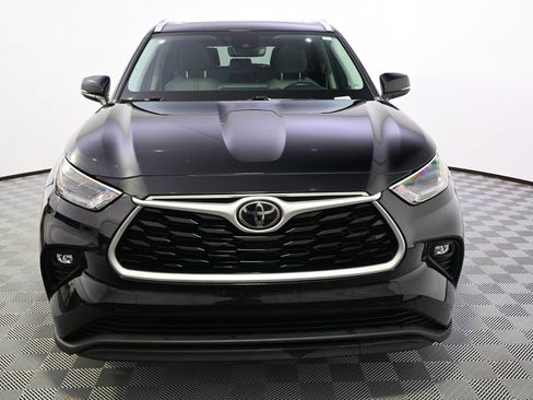 Used 2021 Toyota Highlander XLE AWD/4WD image 8