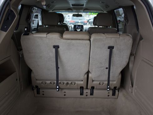 Used 2015 Chrysler Town & Country Touring image 26