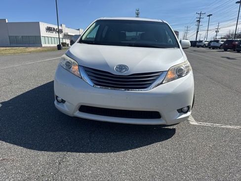 Used 2015 Toyota Sienna XLE w/ XLE Navigation Package image 3