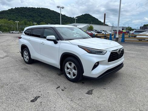 Used 2023 Toyota Highlander LE AWD/4WD image 7