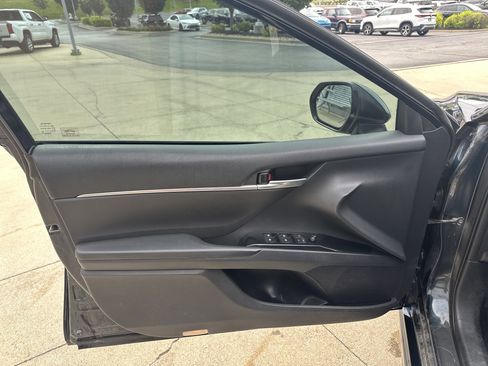 Used 2018 Toyota Camry SE w/ Convenience Package FWD image 12