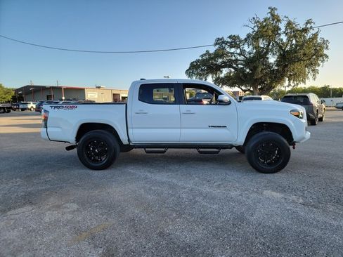 Used 2021 Toyota Tacoma TRD Sport w/ Technology Package AWD/4WD image 4