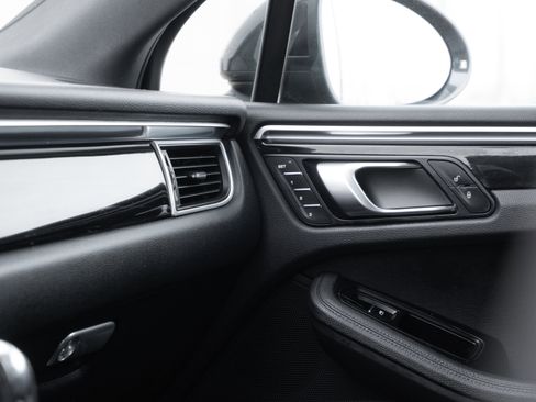 Used 2018 Porsche Macan S image 16