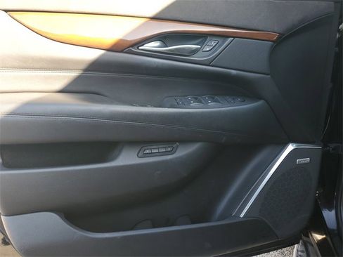 Used 2017 Cadillac Escalade ESV 4WD image 19