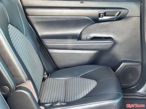 Used 2022 Toyota Highlander XSE FWD image 14