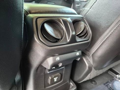 Used 2019 Jeep Wrangler Unlimited Sahara AWD/4WD image 15