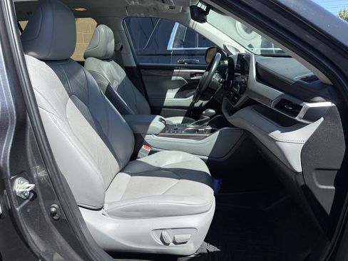 Used 2023 Toyota Highlander Platinum FWD image 17