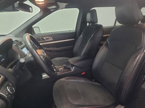 Used 2019 Ford Explorer XLT w/ Equipment Group 202A FWD image 17