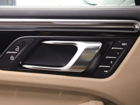 Certified 2022 Porsche Macan AWD/4WD image 19