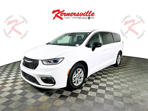 Used 2024 Chrysler Pacifica Touring-L image 3