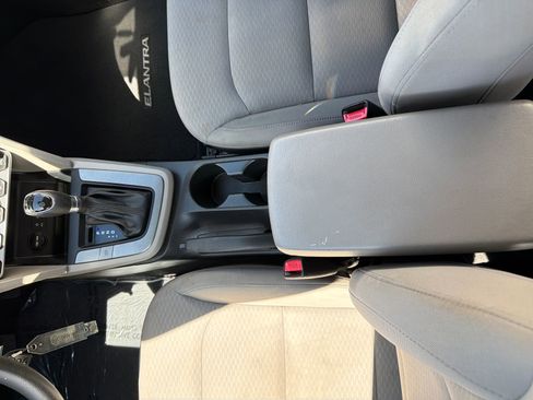 Used 2020 Hyundai Elantra SE FWD image 27