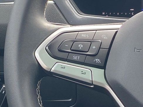 Certified 2023 Volkswagen Tiguan SE w/ Panoramic Sunroof Package image 3