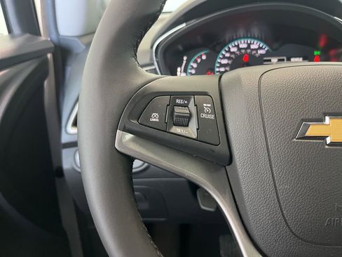 Used 2022 Chevrolet Trax LT w/ LT Convenience Package image 6