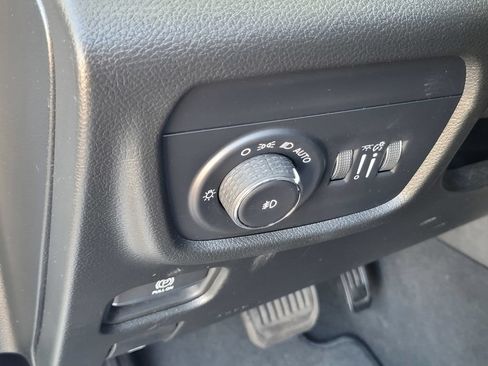 Used 2023 Jeep Grand Cherokee Limited w/ Luxury Tech Group II AWD/4WD image 17