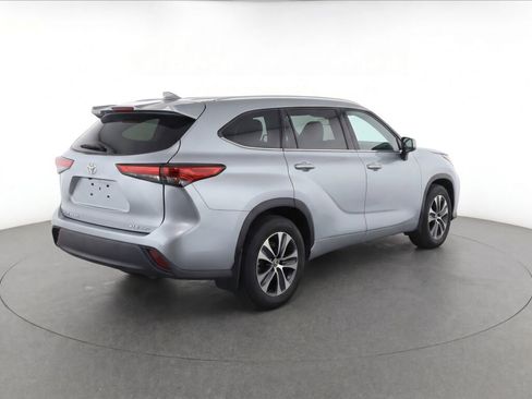 Used 2022 Toyota Highlander XLE AWD/4WD image 5