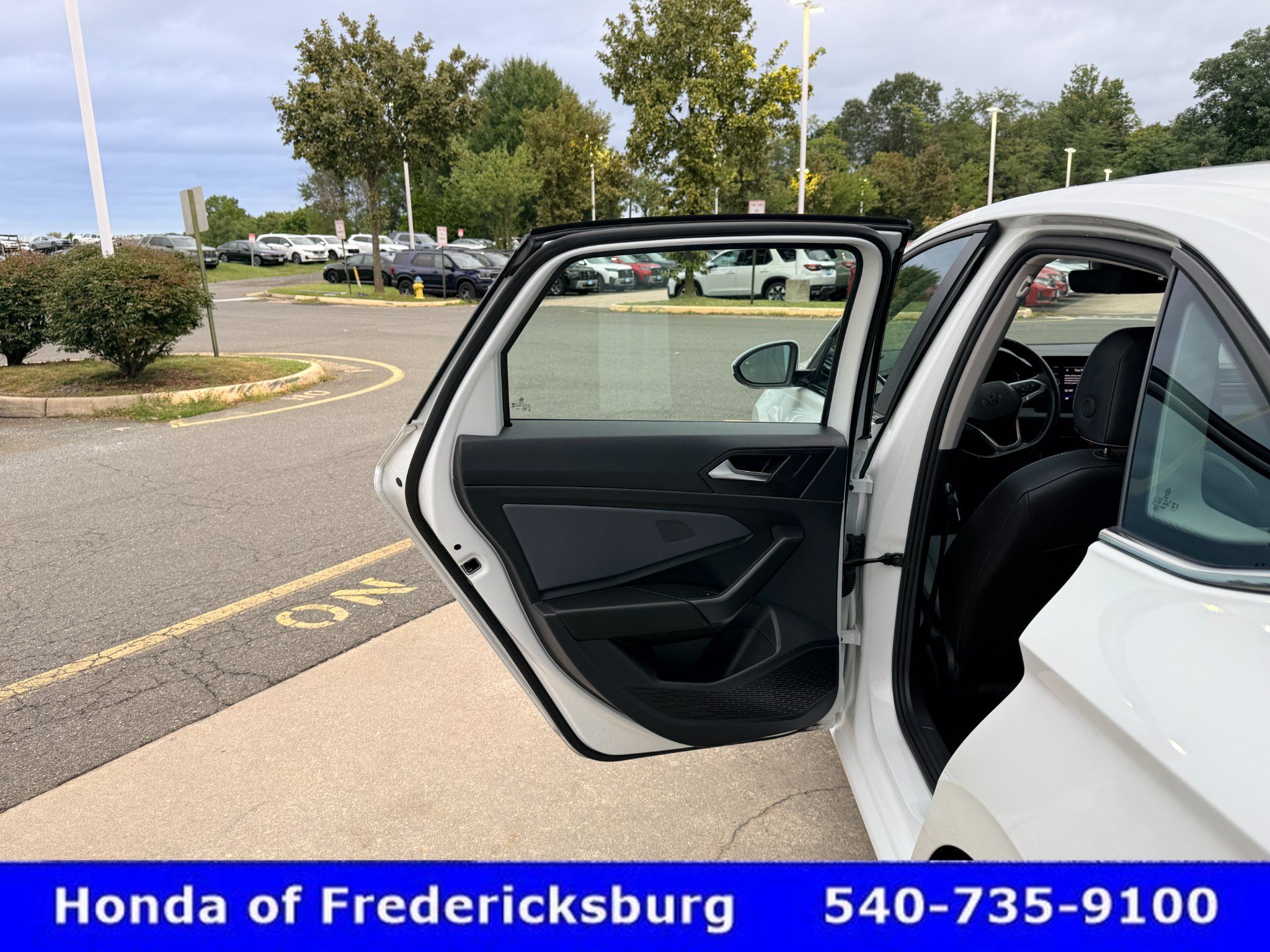 Used 2025 Volkswagen Jetta SE FWD image 16