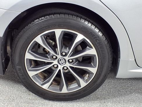 Used 2018 Toyota Avalon XLE image 6