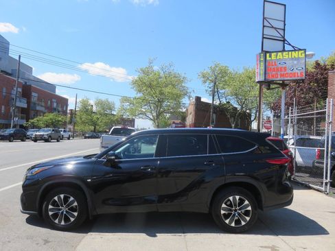 Used 2020 Toyota Highlander XLE AWD/4WD image 7