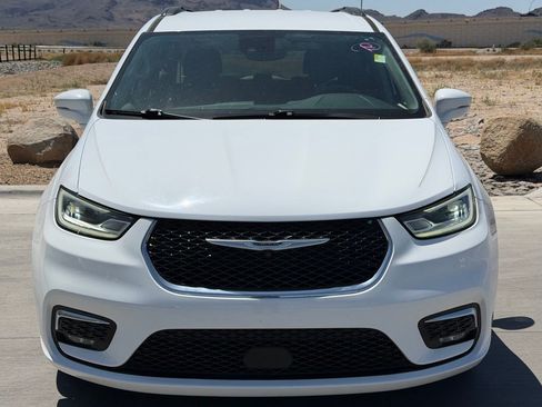 Used 2022 Chrysler Pacifica Touring-L FWD image 5