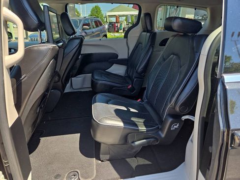 Used 2020 Chrysler Pacifica Limited FWD image 12