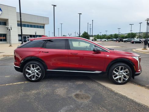 Used 2025 Cadillac Optiq Luxury 1 image 4