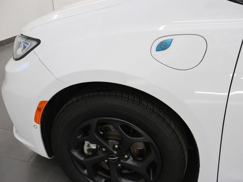 Used 2024 Chrysler Pacifica Limited FWD image 38