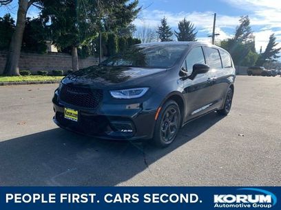 Used 2022 Chrysler Pacifica Touring-L w/ Uconnect Theater Family Group