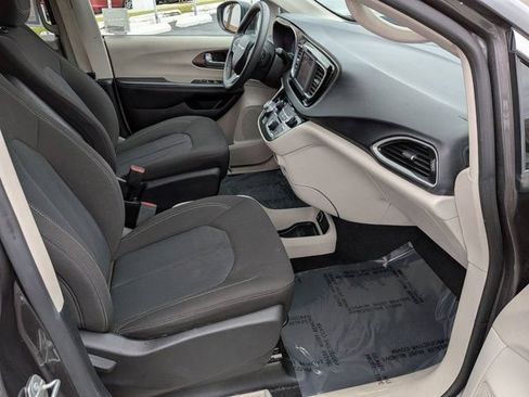 Used 2023 Chrysler Voyager LX FWD image 5