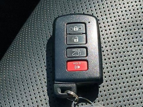 Used 2017 Toyota Highlander Limited image 29