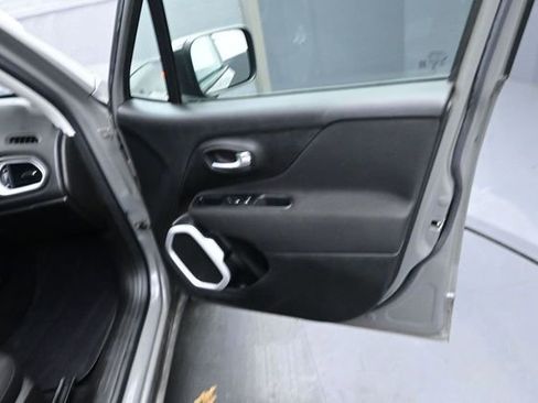 Used 2019 Jeep Renegade Latitude FWD image 20