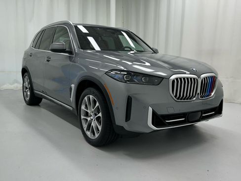 Used 2025 BMW X5 xDrive40i w/ Parking Assistance Package AWD/4WD image 1