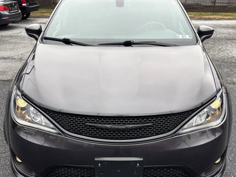 Used 2019 Chrysler Pacifica Touring-L Plus w/ S Appearance Package image 2
