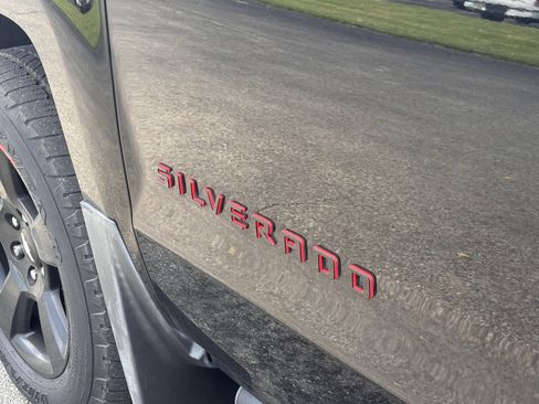 Used 2018 Chevrolet Silverado 1500 LT w/ Redline Edition AWD/4WD image 18