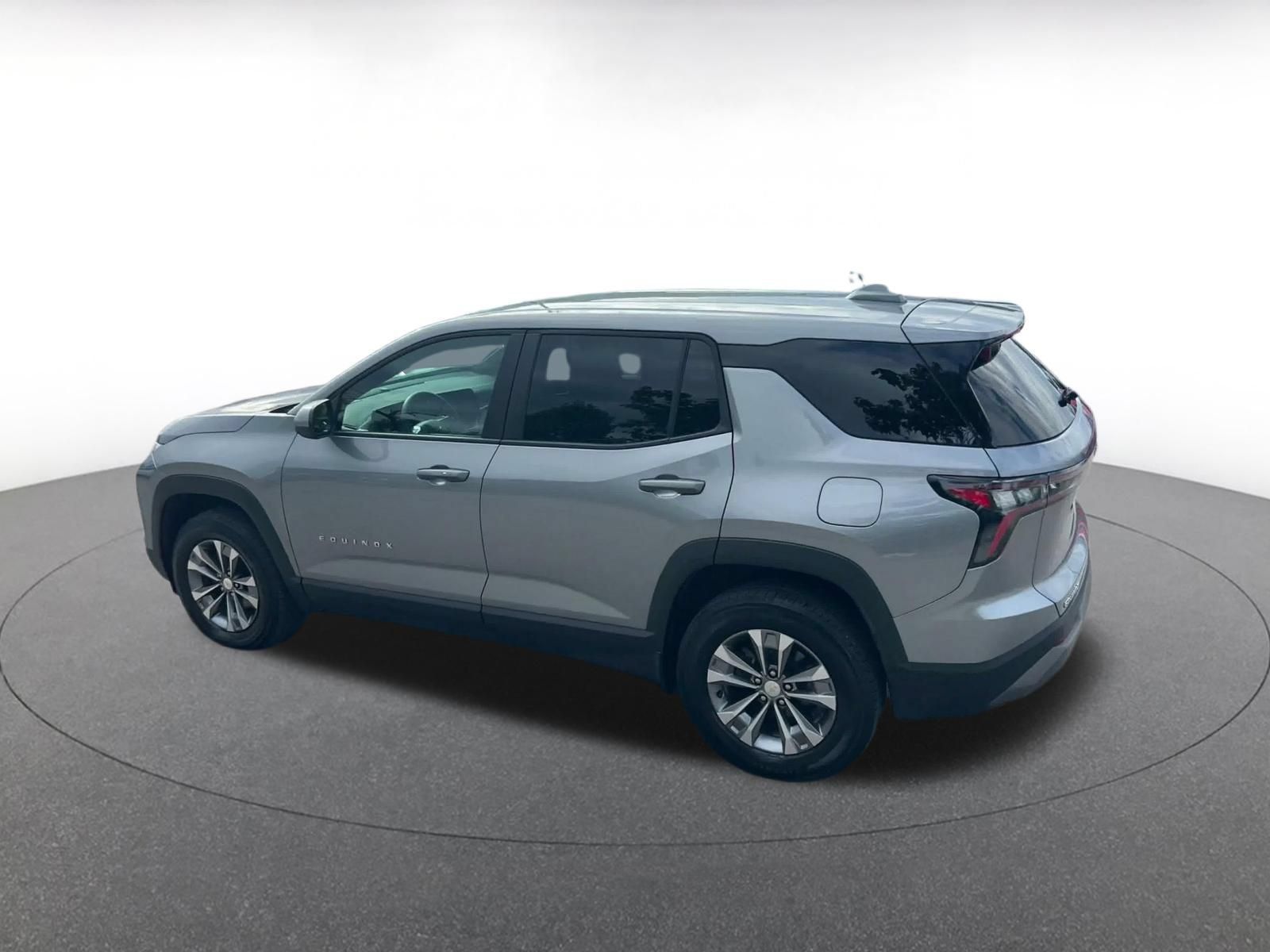 Used 2025 Chevrolet Equinox LT FWD image 9
