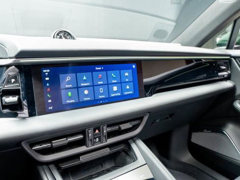 Certified 2025 Porsche Macan 4S Electric AWD/4WD image 20