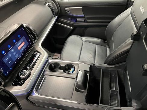 Used 2025 Ford Expedition Platinum AWD/4WD image 38
