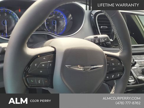 New 2026 Chrysler Pacifica Limited w/ Uconnect Theater Family Group image 22