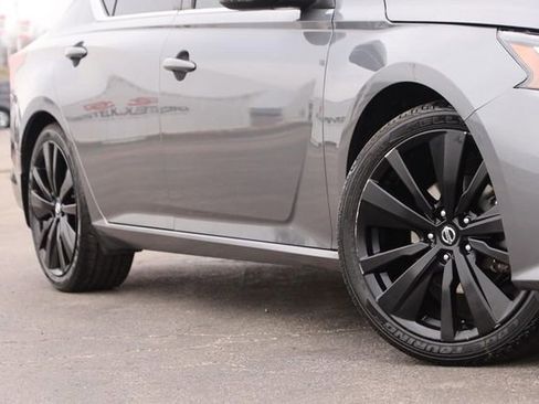 Used 2022 Nissan Altima 2.5 SR w/ Midnight Edition Package image 3