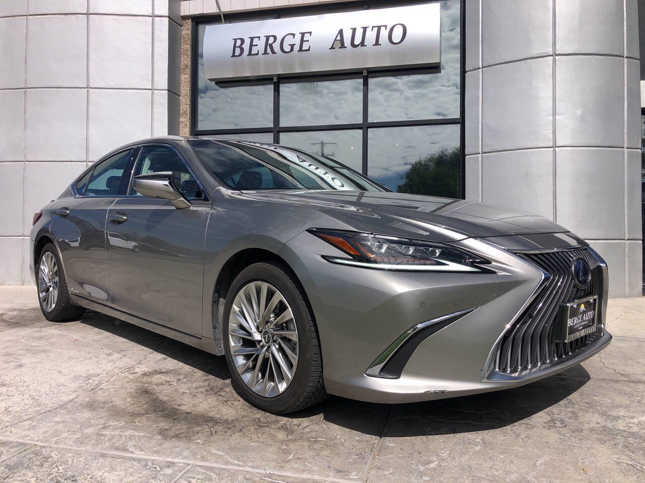 Used 2021 Lexus ES 300h w/ Accessory Package 2 FWD image 1