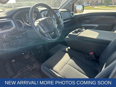 Used 2017 Nissan Titan SV image 9