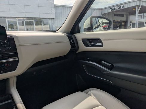 Used 2023 Nissan Pathfinder SL AWD/4WD image 17