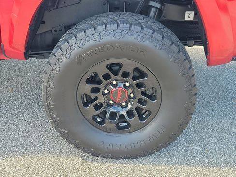 Used 2022 Toyota Tacoma SR5 w/ Technology Package image 5