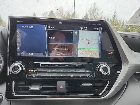 Used 2021 Toyota Highlander Platinum image 16